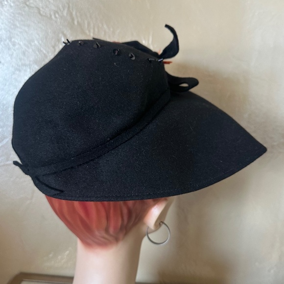 STYLISH 1940\'s BLACK FELT HAT - TURNED DOWN FRONT BRIM + ORANGE/BLACK FEATHERS main image 7